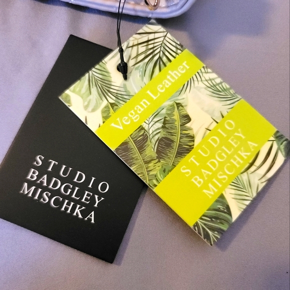 Small Diamond Quilted Badgley Mischka Purse. - Picture 8 of 8